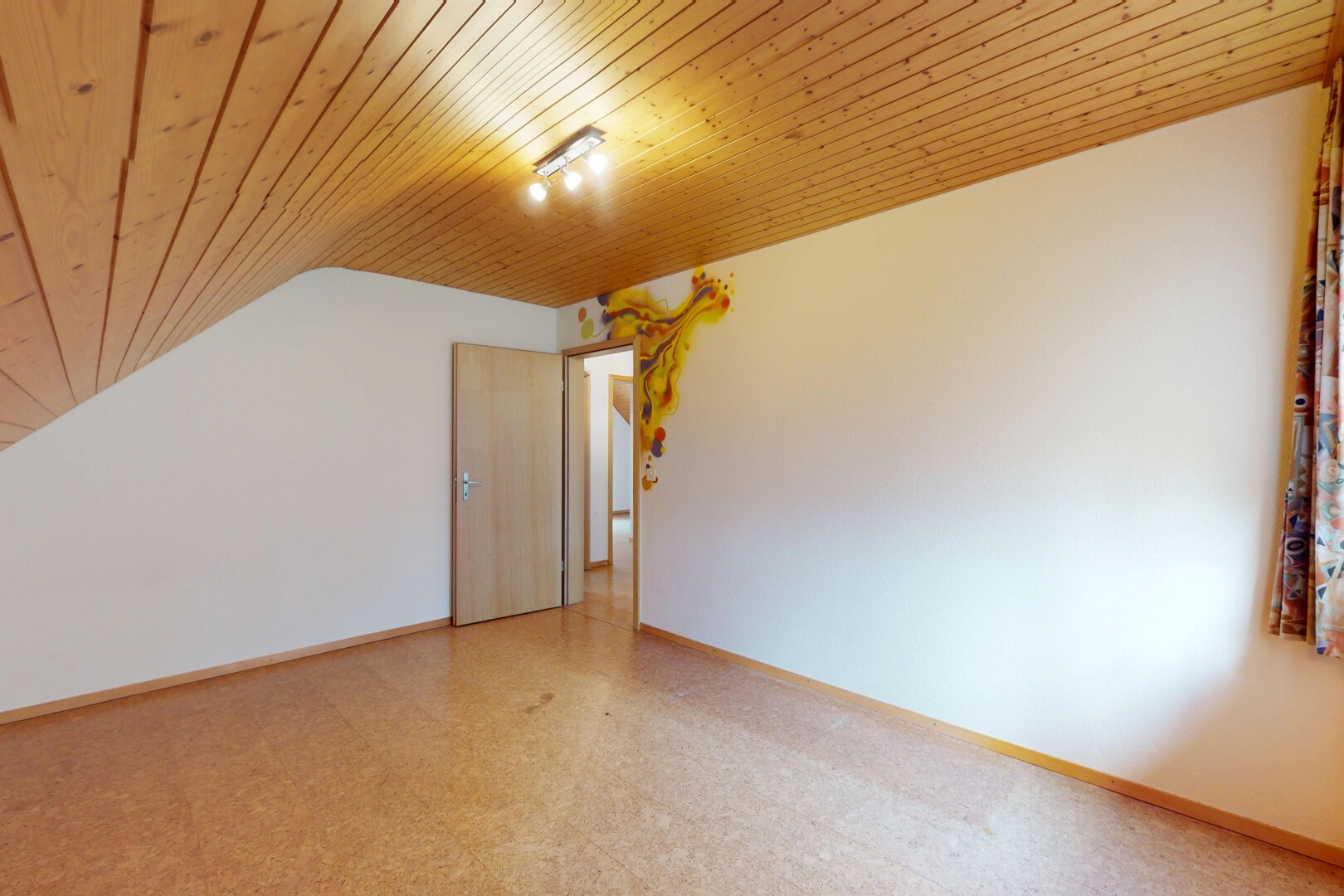 leerer raum mit holzdecke, sockelleisten, und gipskartonwand