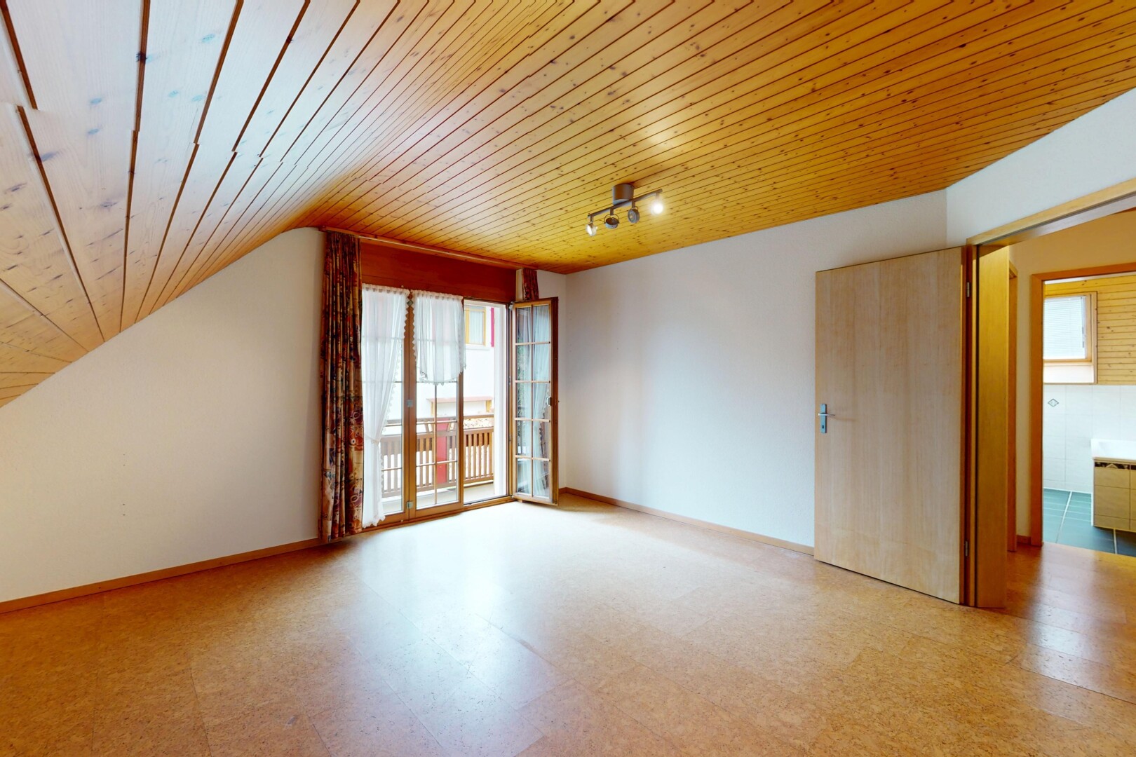 leerer raum mit holzdecke, gipskartonwand, dachschräge, natürliches licht, und deckenbeleuchtung