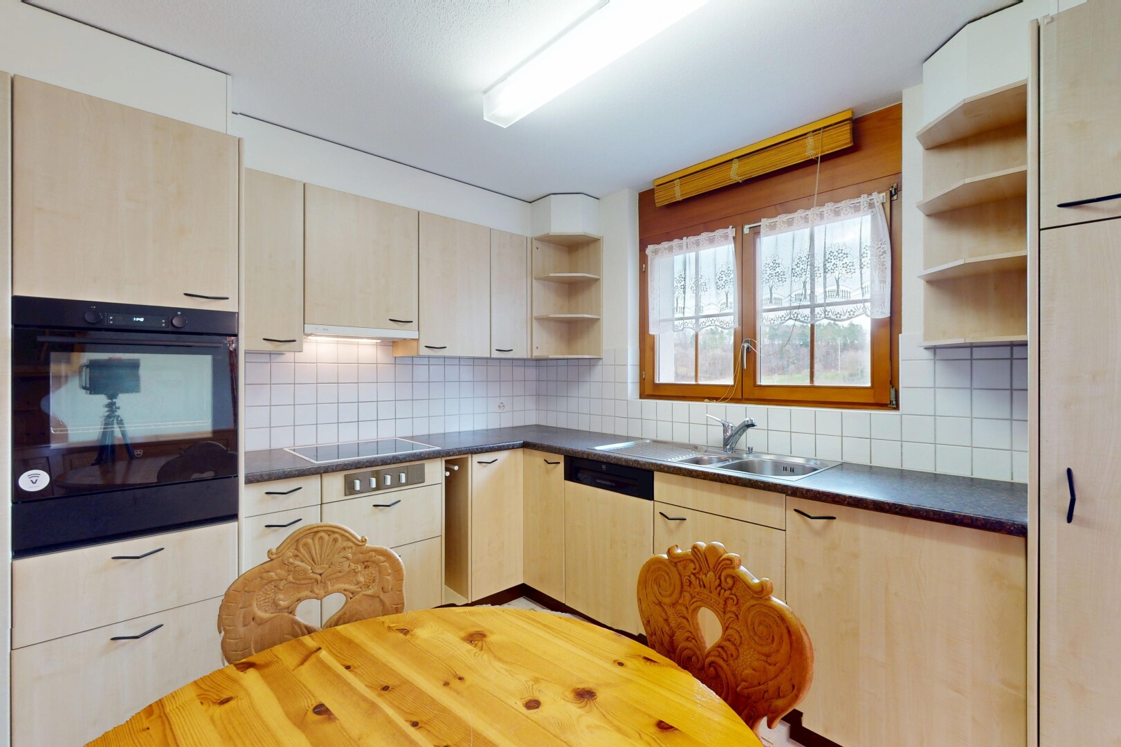 küche mit geschirrspülmaschine, ofen, küchenrückwand beim herd, offene regale, und waschbecken