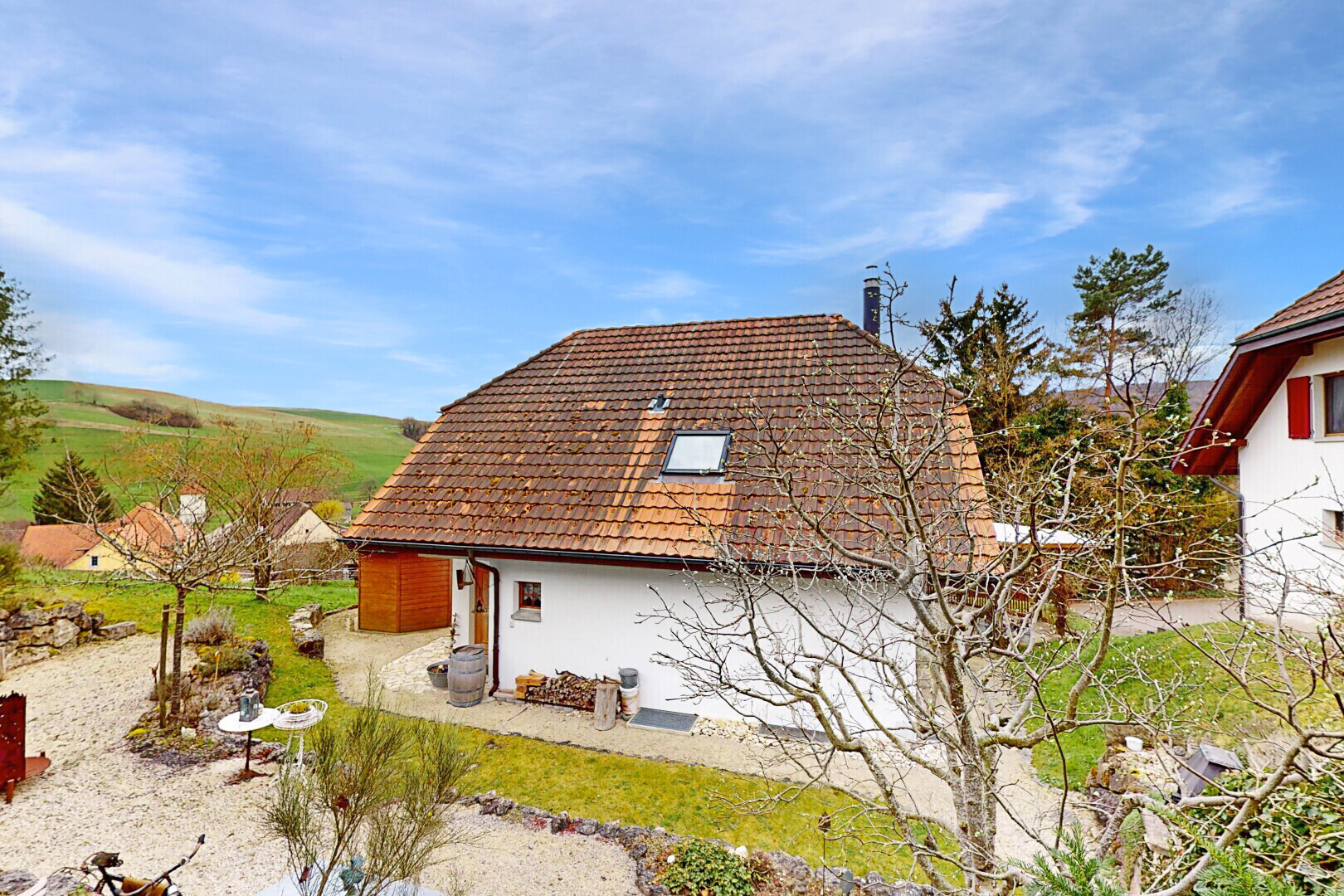 außenansicht mit schindeldach und stuckverkleidung