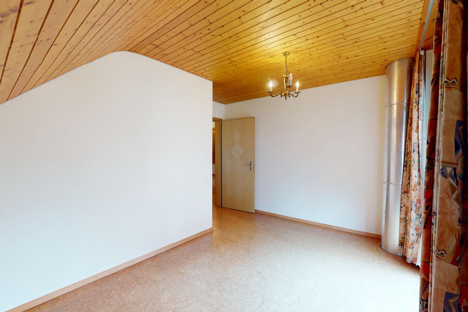 leerer raum mit bemerkenswerter kronleuchter, holzdecke, sockelleisten, und gipskartonwand