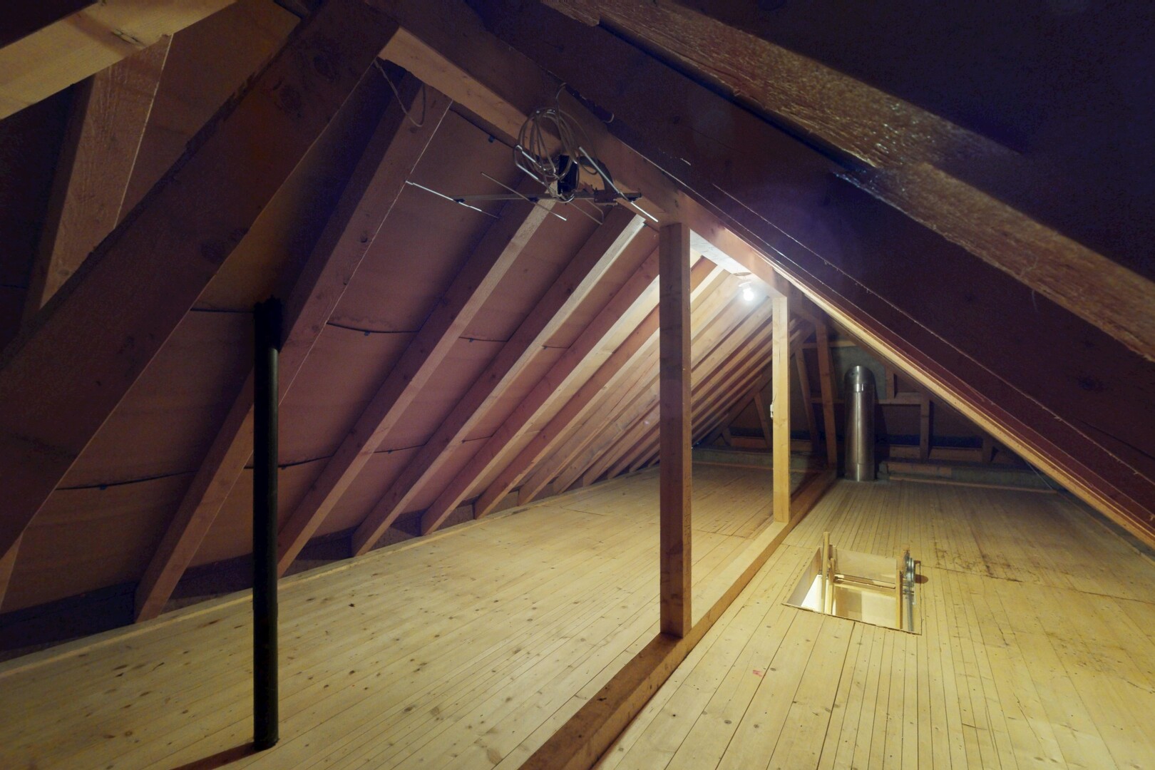 zimmer / schlafzimmer mit dachschräge, holzfußboden, und niedrige decke