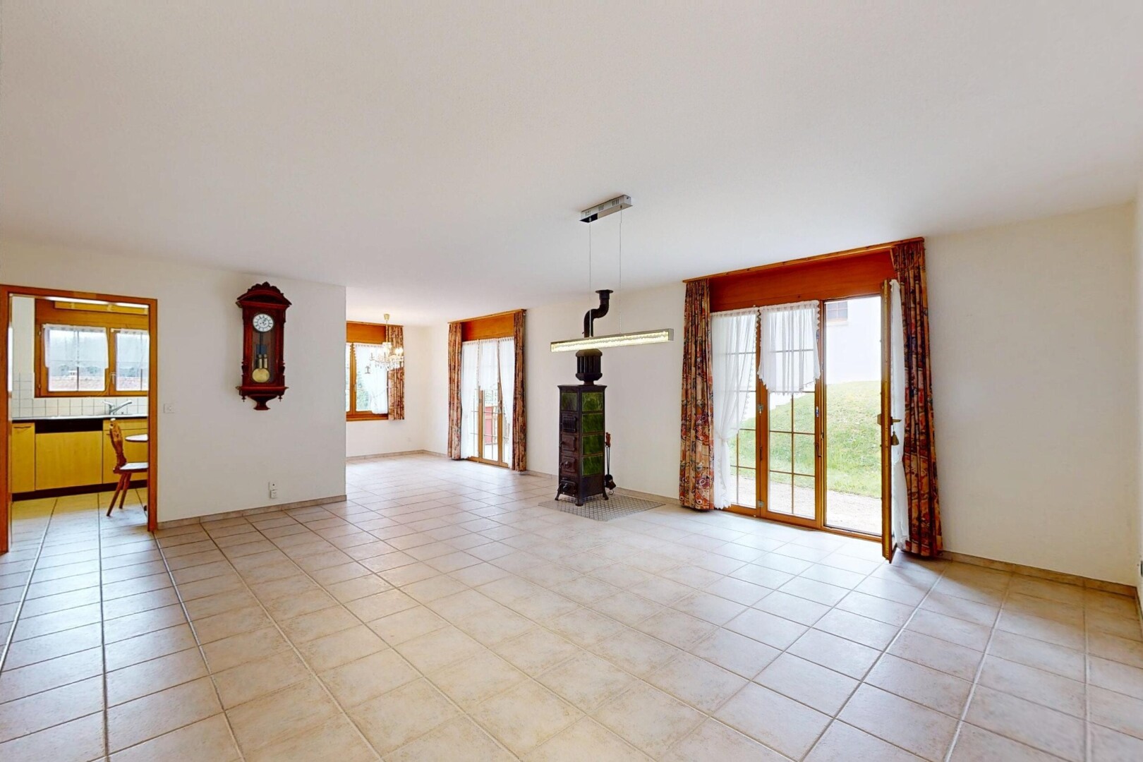 leerer raum mit gipskartonwand, fliesenboden, und natürliches licht