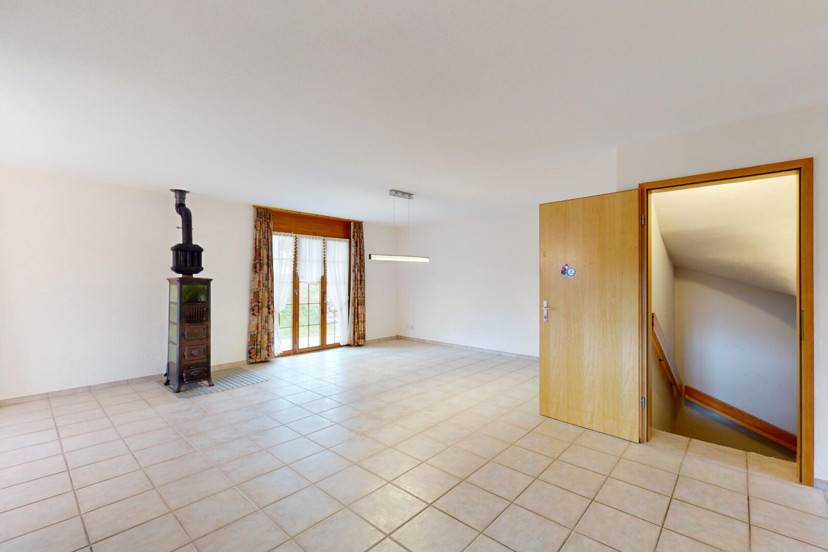 leerer raum mit gipskartonwand und natürliches licht