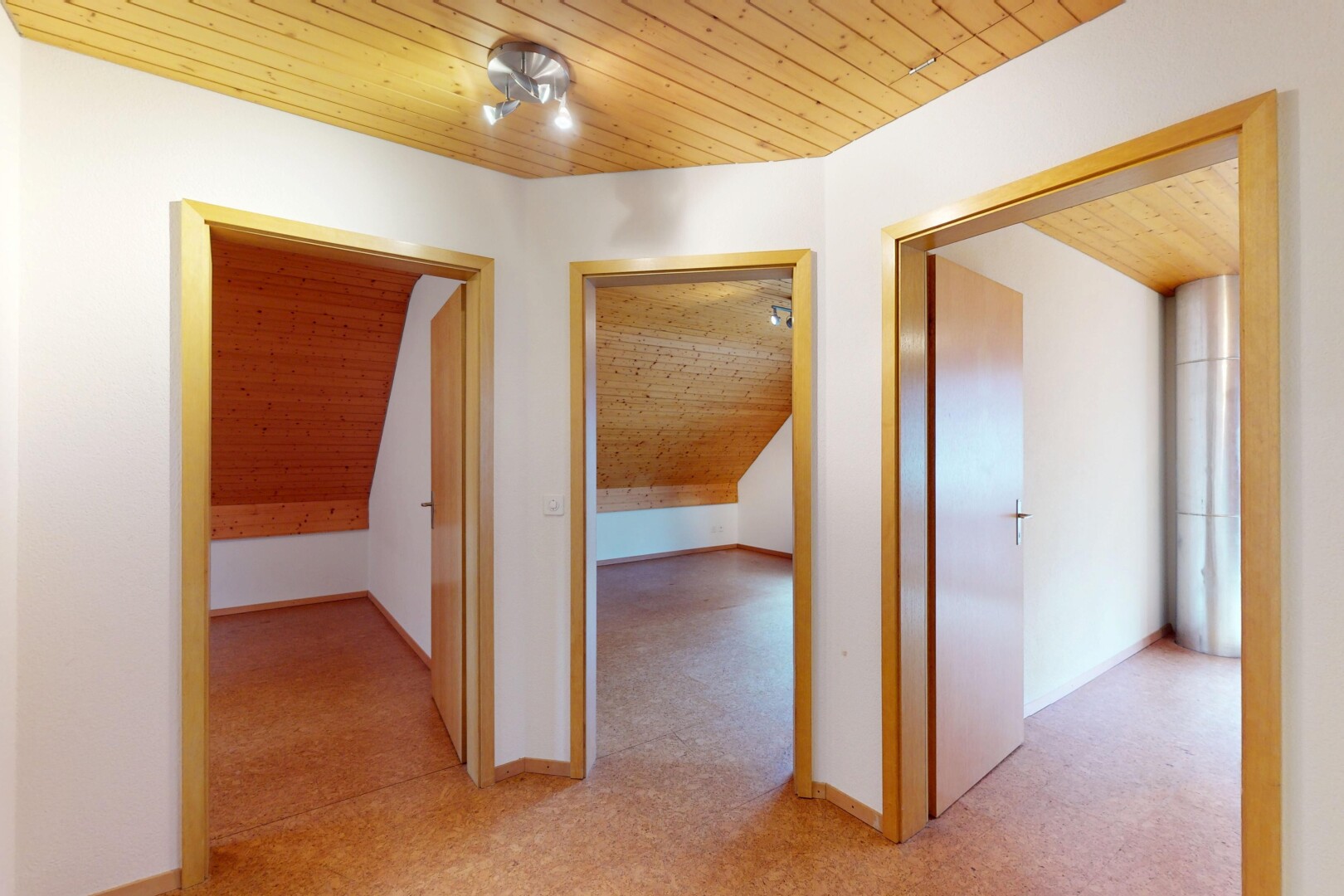 halle / korridor mit holzdecke und gipskartonwand