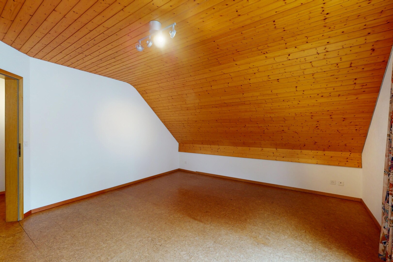 leerer raum mit holzdecke, sockelleisten, und gipskartonwand