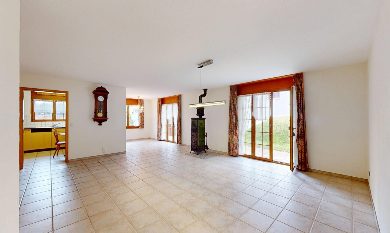 leerer raum mit gipskartonwand, fliesenboden, und natürliches licht