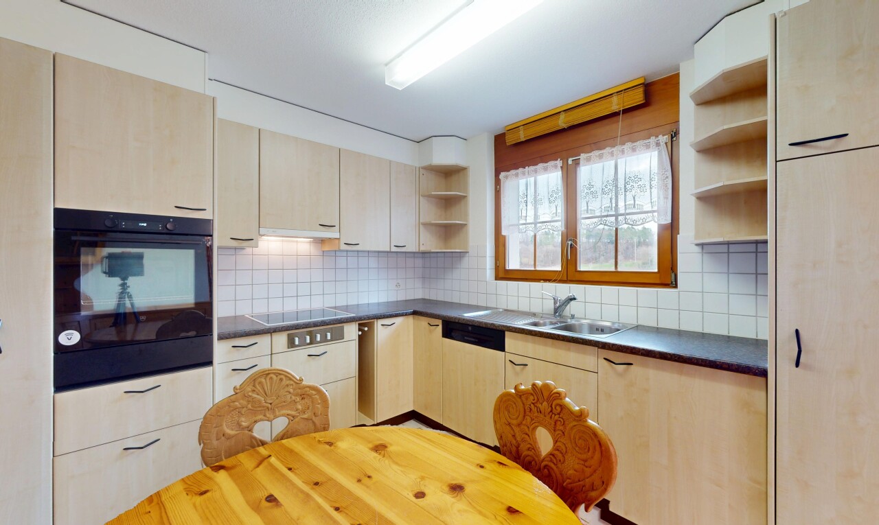 küche mit geschirrspülmaschine, ofen, küchenrückwand beim herd, offene regale, und waschbecken