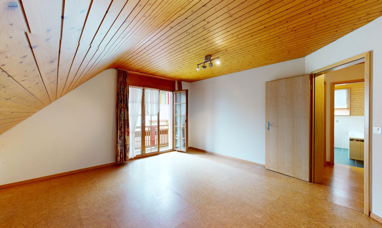 leerer raum mit holzdecke, gipskartonwand, dachschräge, natürliches licht, und deckenbeleuchtung