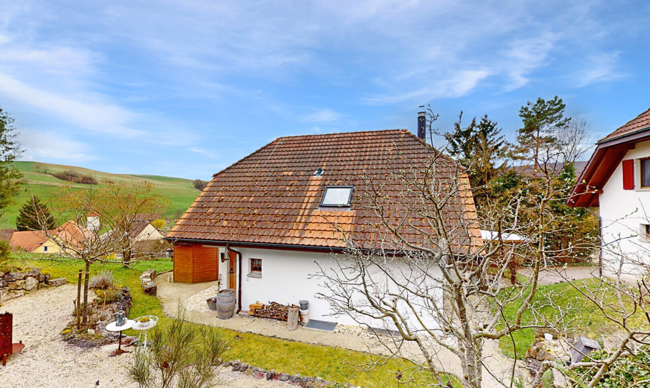 außenansicht mit schindeldach und stuckverkleidung