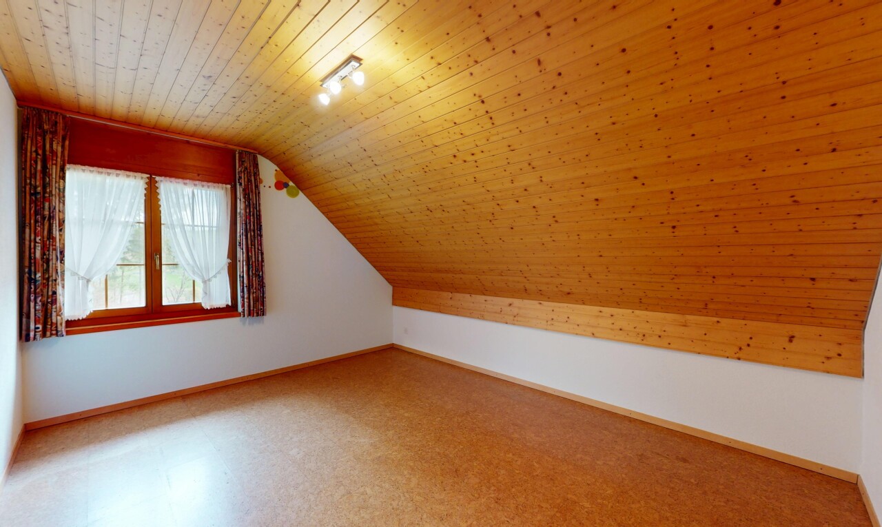 leerer raum mit gipskartonwand, holzdecke, zusätzliches zimmer, und natürliches licht