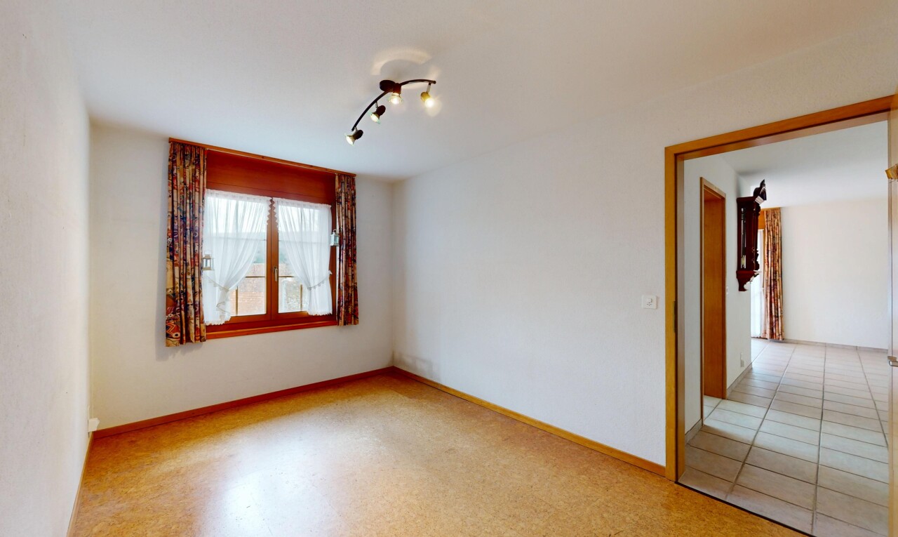 leerer raum mit gipskartonwand, deckenbeleuchtung, natürliches licht, und sockelleisten