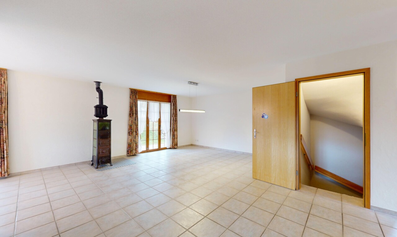 leerer raum mit gipskartonwand und natürliches licht