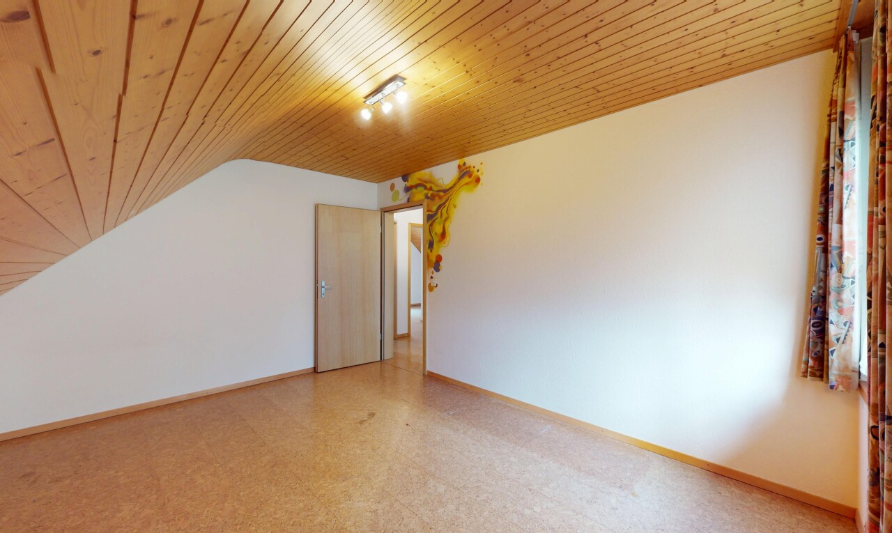 leerer raum mit holzdecke, sockelleisten, und gipskartonwand