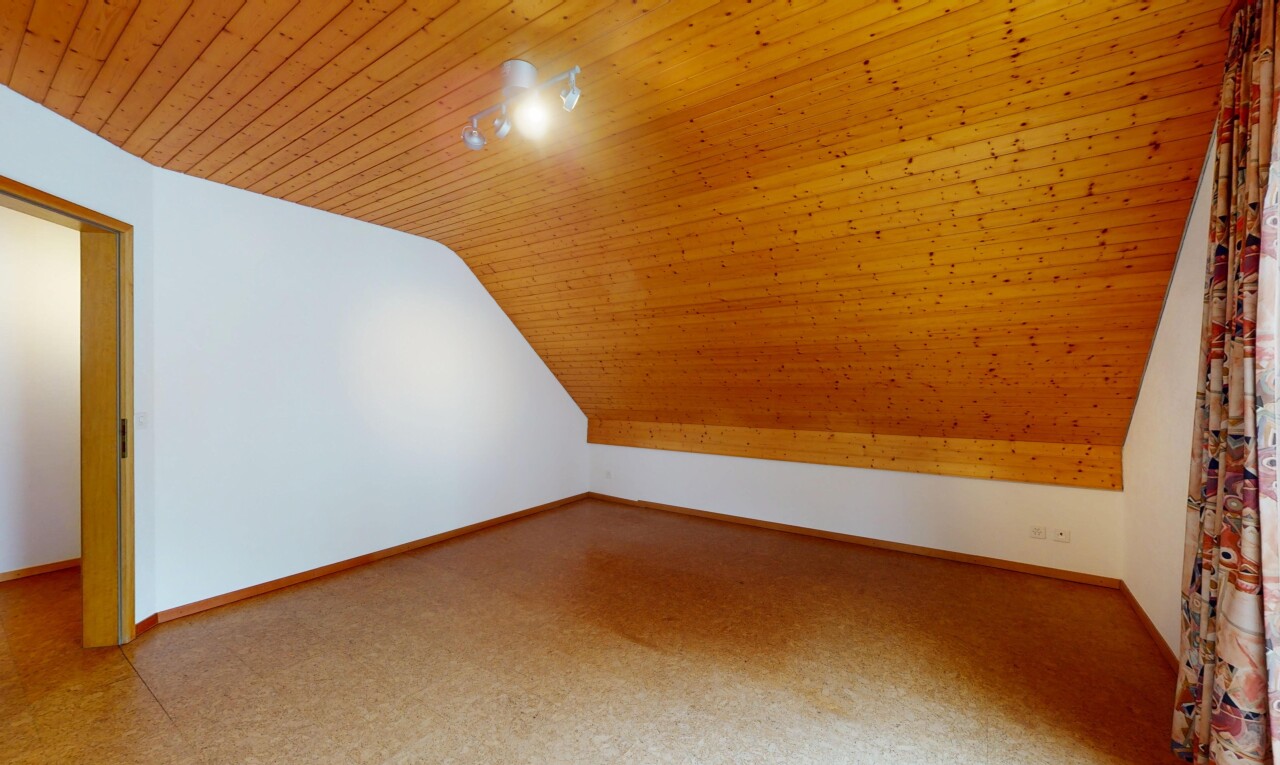 leerer raum mit holzdecke, sockelleisten, und gipskartonwand