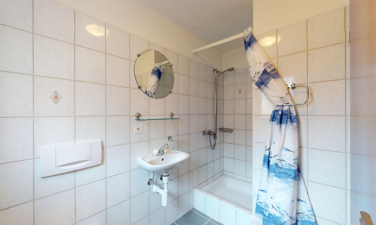 bad mit fliesenwand, komplettes badezimmer, und kombiniertes bad / dusche