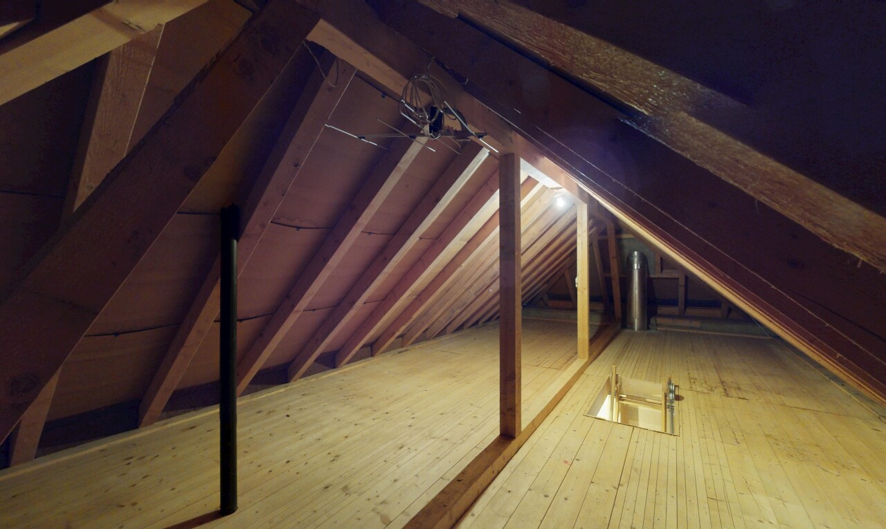 zimmer / schlafzimmer mit dachschräge, holzfußboden, und niedrige decke