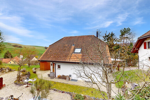 außenansicht mit schindeldach und stuckverkleidung