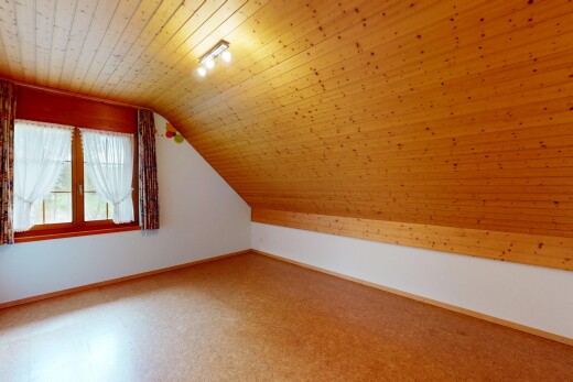 leerer raum mit gipskartonwand, holzdecke, zusätzliches zimmer, und natürliches licht