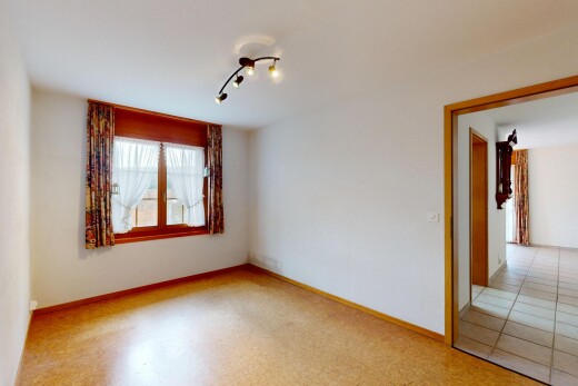 leerer raum mit gipskartonwand, deckenbeleuchtung, natürliches licht, und sockelleisten