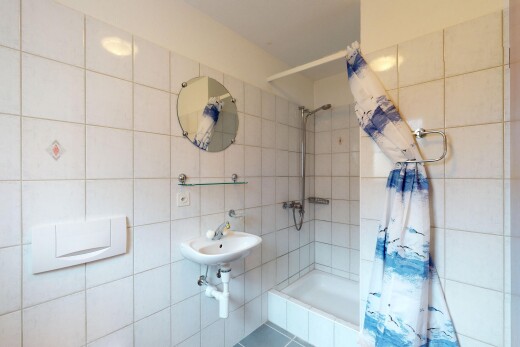 bad mit fliesenwand, komplettes badezimmer, und kombiniertes bad / dusche