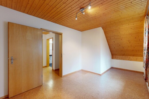 leerer raum mit gipskartonwand, deckenbeleuchtung, sockelleisten, holzdecke, und vinylboden