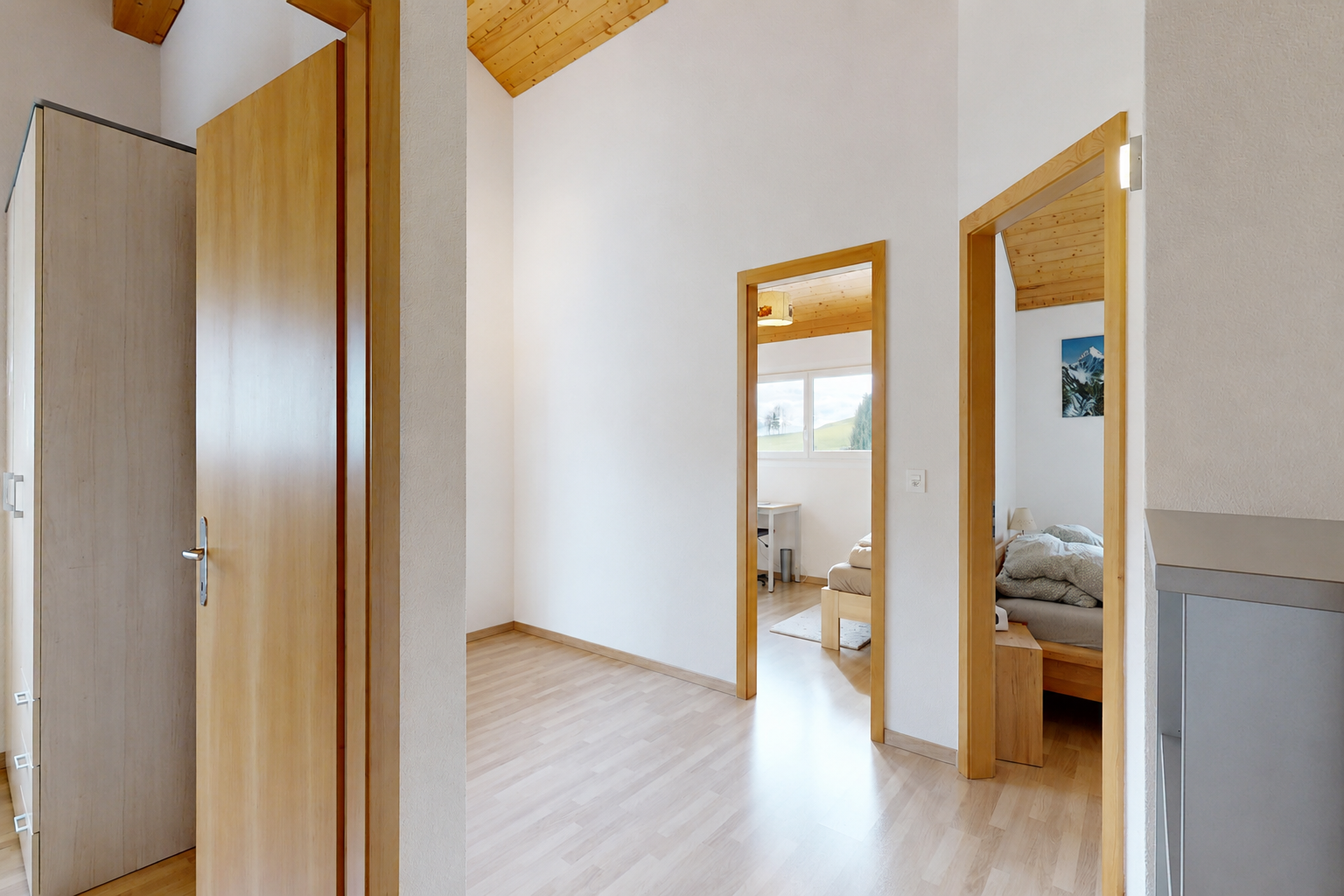 couloir avec wood ceiling, plafond en bois, inside property, wood finish floor, et sol en finition bois