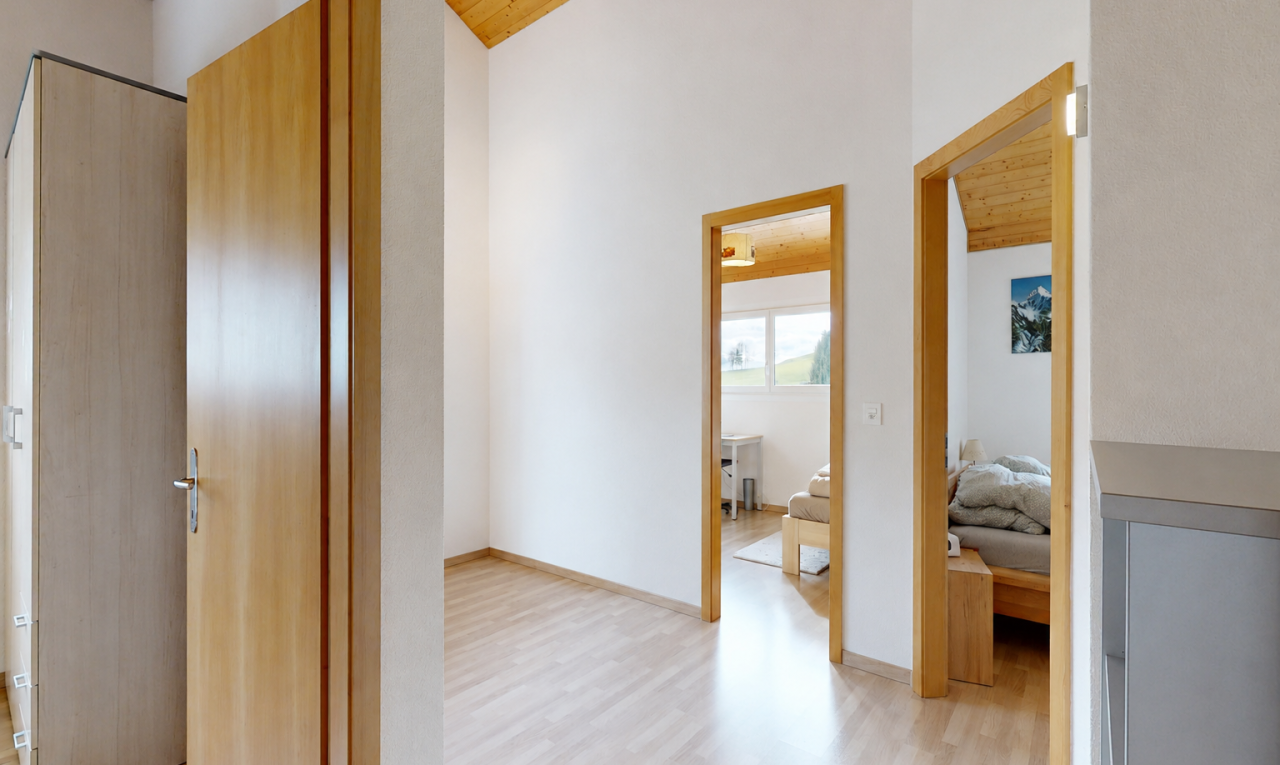 couloir avec wood ceiling, plafond en bois, inside property, wood finish floor, et sol en finition bois