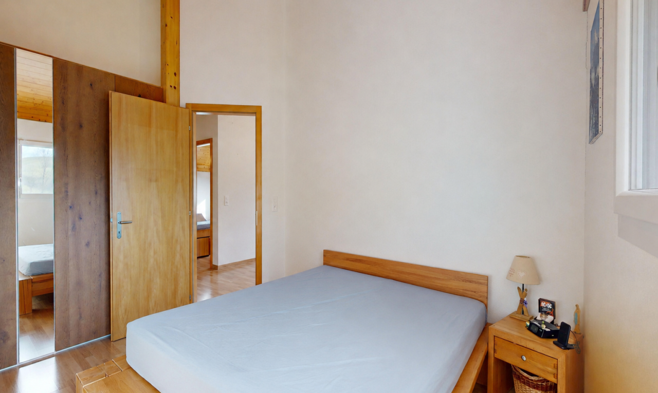chambre avec wood finish floor, sol en finition bois, inside property, drywall, et cloison sèche