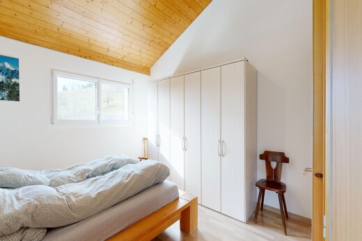 chambre avec cloison sèche, drywall, inside property, sol en finition bois, et wood finish floor