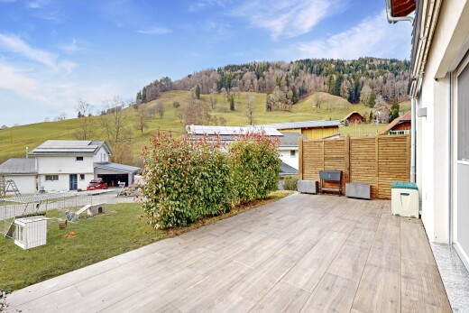 terrasse avec clôture, terrasse, rural view, vue rurale, et pelouse