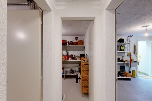 couloir avec inside property, sol en béton, concrete floor, mur texturé, et textured wall