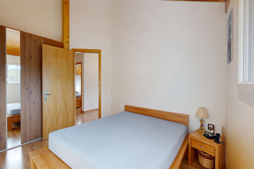 chambre avec wood finish floor, sol en finition bois, inside property, drywall, et cloison sèche