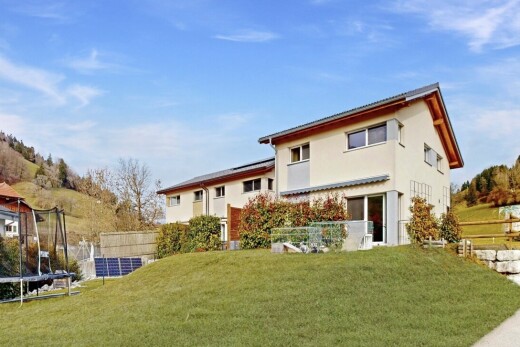 façade avec clôture, day time, trampoline, from property, et pelouse