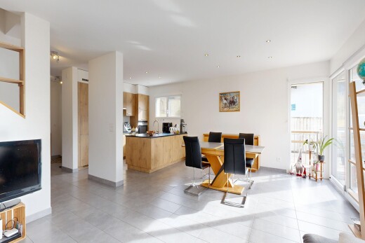 salle à manger avec télévision, inside property, cloison sèche, drywall, et lumière naturelle