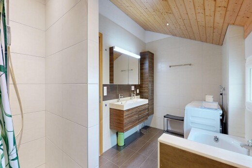 salle de bains avec miroir, salle de bain complète, plafond voûté, vaulted ceiling, et mur en carrelage