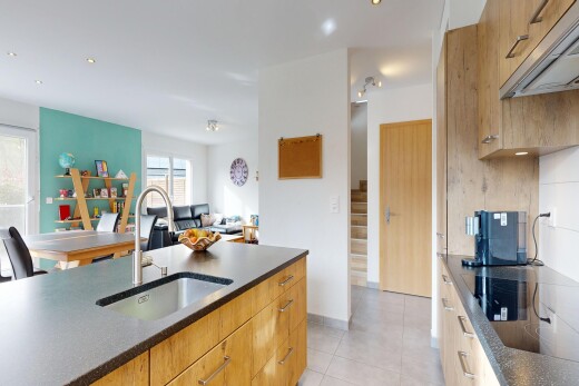 cuisine avec dark countertops, hotte, cloison sèche, drywall, et armoires à panneau plat