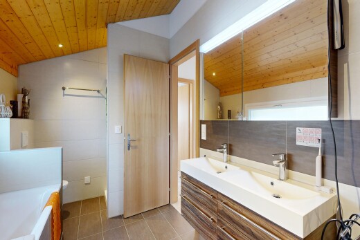 salle de bains avec plafond en bois, wood ceiling, double vasque, salle de bain complète, et plafond voûté