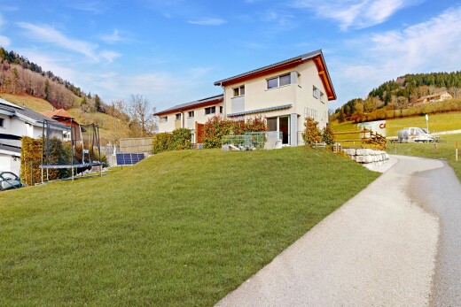 façade avec trampoline, pelouse, from property, day time, et clôture