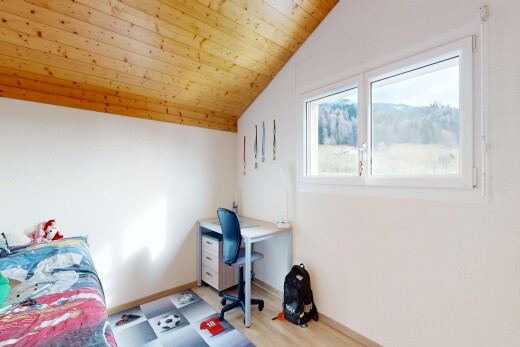 chambre avec plafond en bois, wood ceiling, lumière naturelle, natural light, et plafond voûté