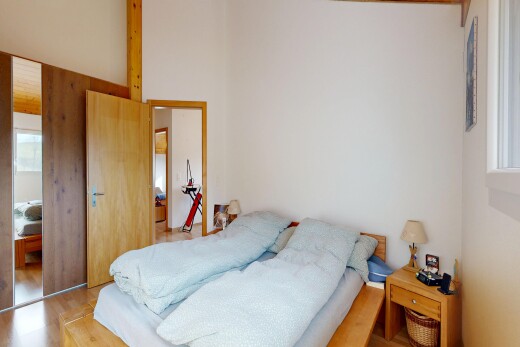 chambre avec inside property, wood finish floor, sol en finition bois, drywall, et cloison sèche