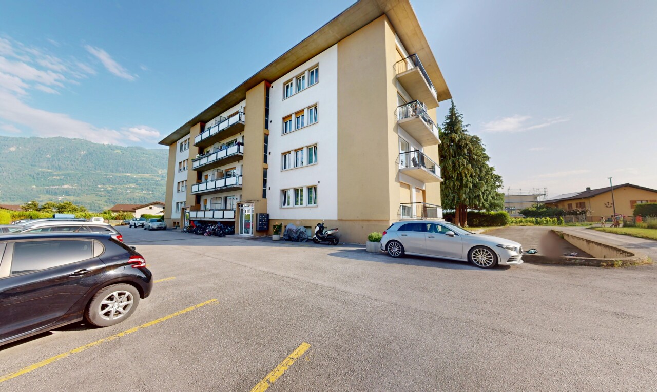extérieur du bâtiment avec day time, parking, et property visible