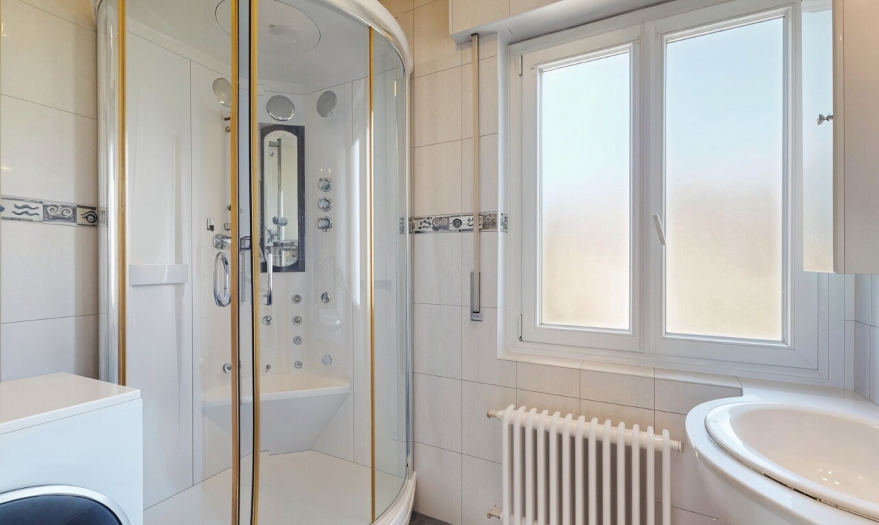 salle de bains avec radiateur, inside property, tile wall, mur en carrelage, et natural light