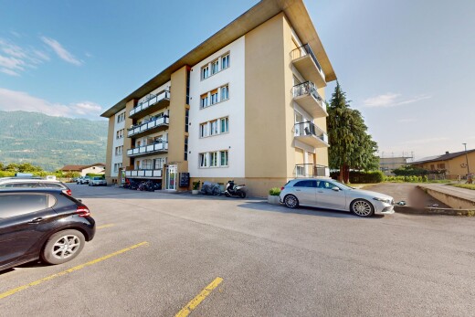 extérieur du bâtiment avec day time, parking, et property visible