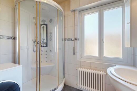 salle de bains avec radiateur, inside property, tile wall, mur en carrelage, et natural light