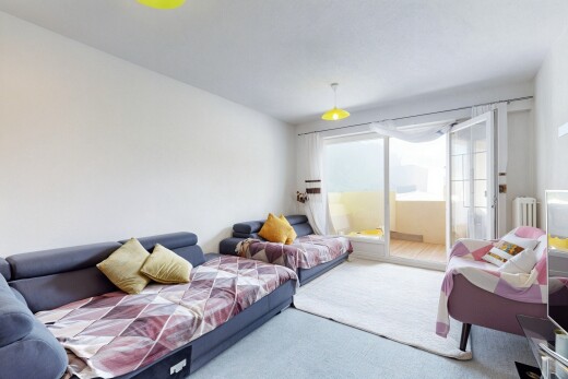 wohnzimmer mit natürliches licht, natural light, teppich, carpet, und gipskartonwand