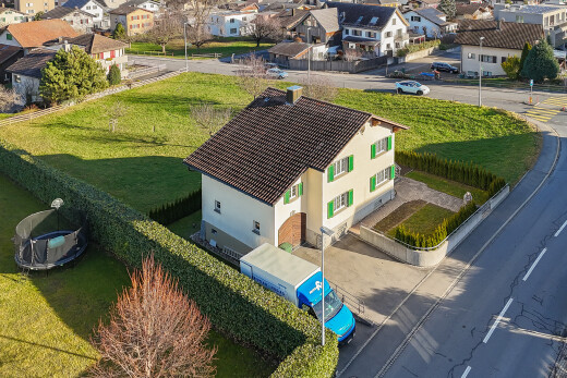 außenansicht mit residential view, wohngebietblick, rasen, zaun, und drone view