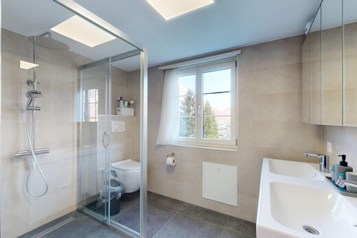 salle de bains avec miroir, salle de bain complète, douche, tile wall, et natural light