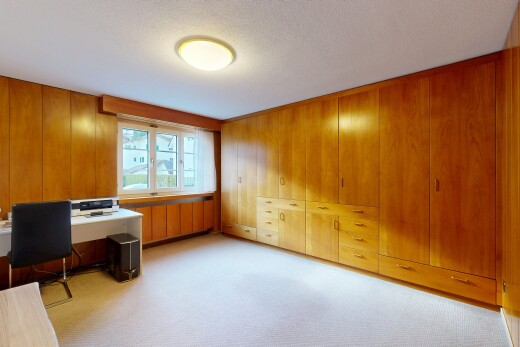 zimmer / schlafzimmer mit natürliches licht, natural light, inside property, bürobereich, und teppich