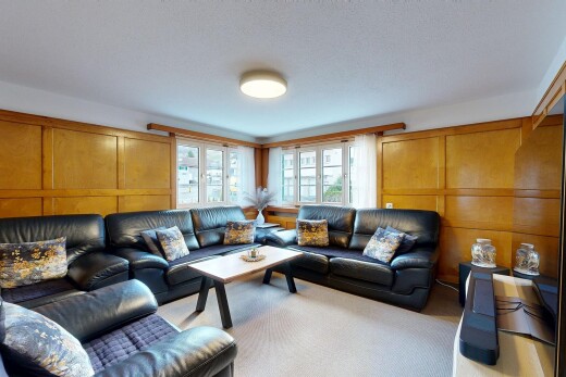 wohnzimmer mit natürliches licht, natural light, inside property, fernseher, und wandvertäfelung